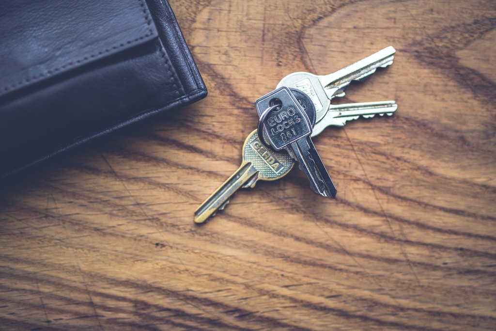 set of keys on a wooden table