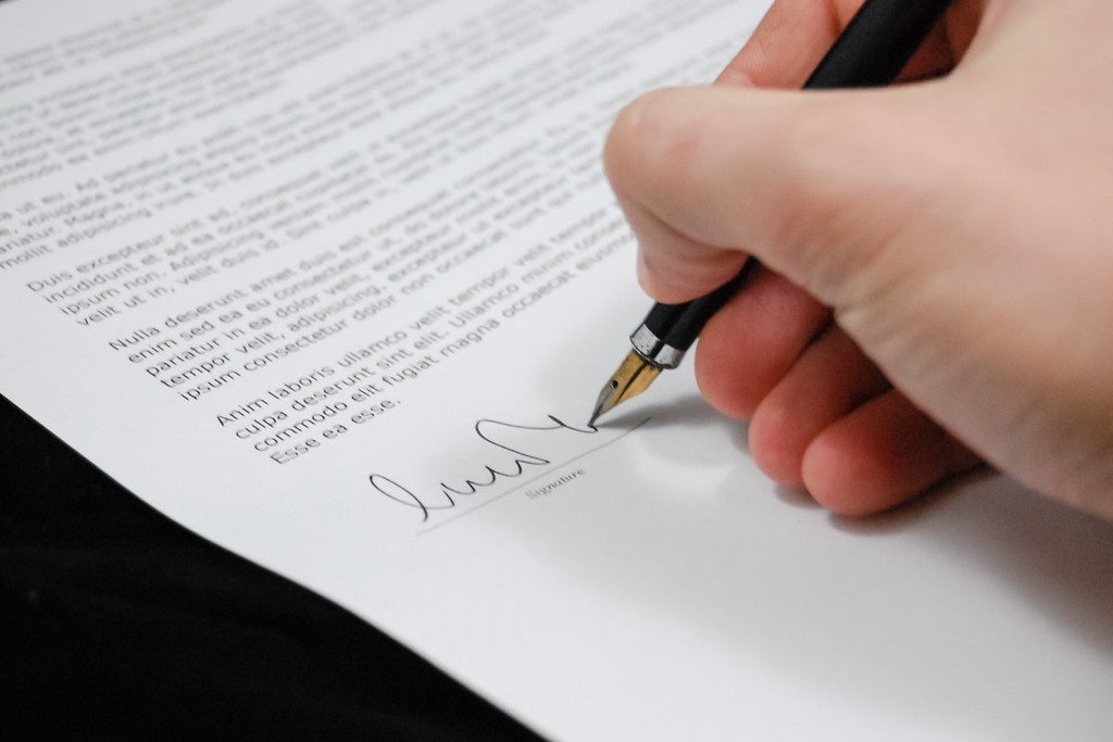 contract being signed for a rent guarantor agreement