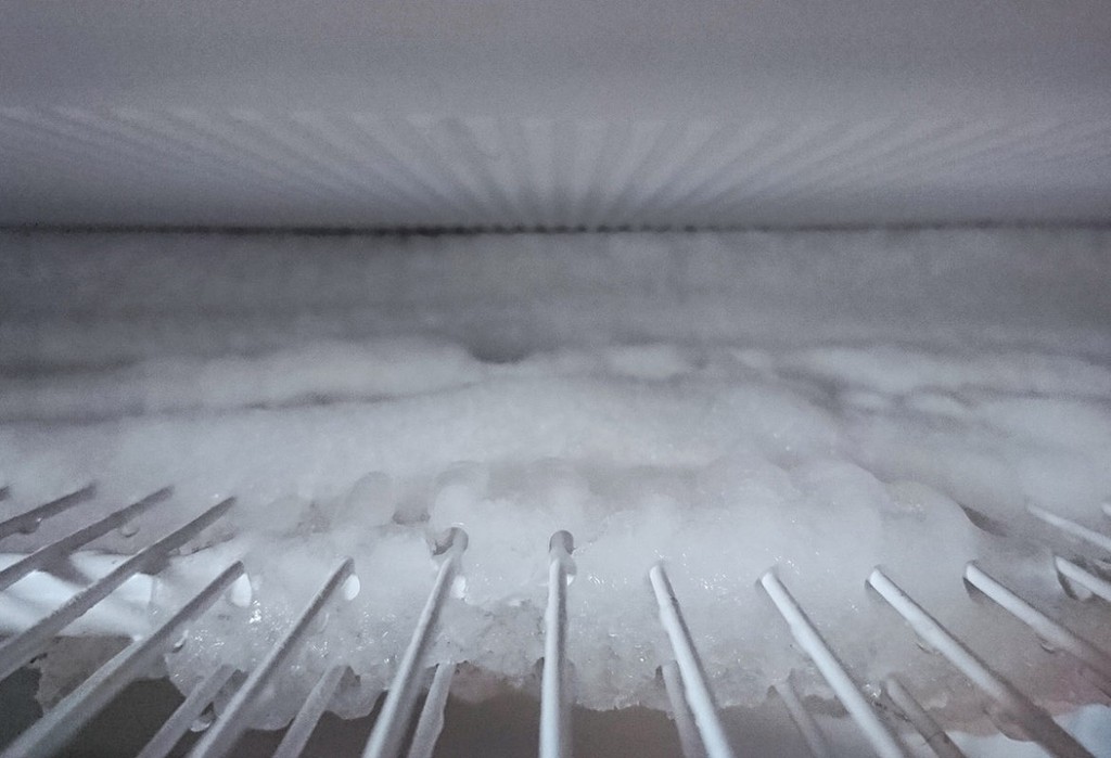 defrost-the-freezer-and-refrigerator-housekeeping--JURLBR3